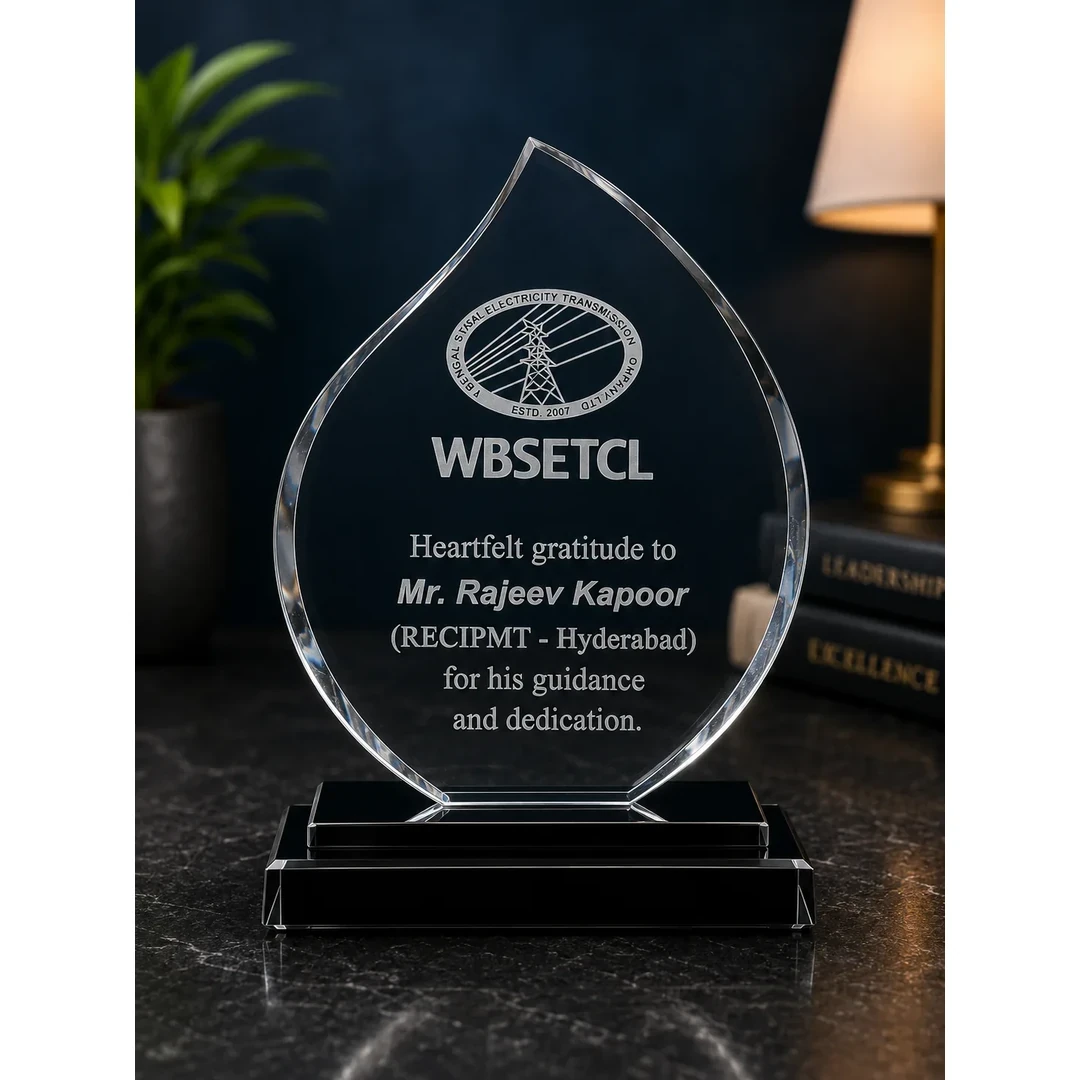 primora-fe752e6025f1-PG-ESC-10.webp Crystal Memento rounded size 14*10 cm Crystal with black base | Primora Gifts - Image 1